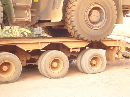 Un d�barquement de v�hicule au TCHAD .......